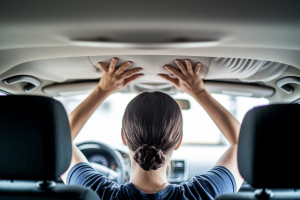 Recoller un ciel de toit : Comment Réparer Votre Voiture